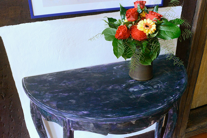 Mit der Vintage Wood Technik bearbeiteter Tisch Mit der Vintage Wood Technik bearbeiteter Tisch